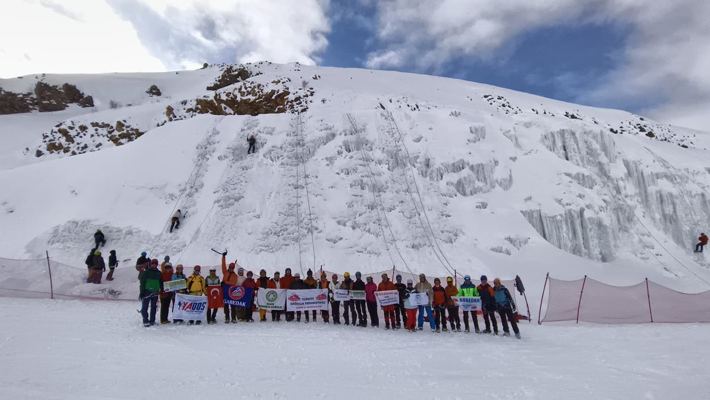 Paland&ouml;ken&rsquo;de buz tırmanışı eğitimi başarıyla ger&ccedil;ekleşti
