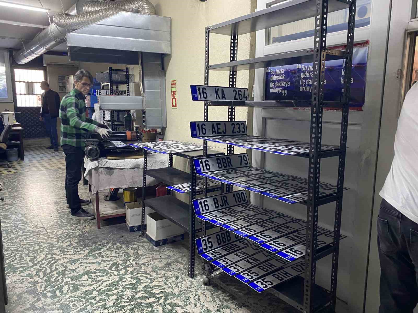 Bursa&rsquo;da APP plaka izdihamı...Kuyruk sokaklara taştı
