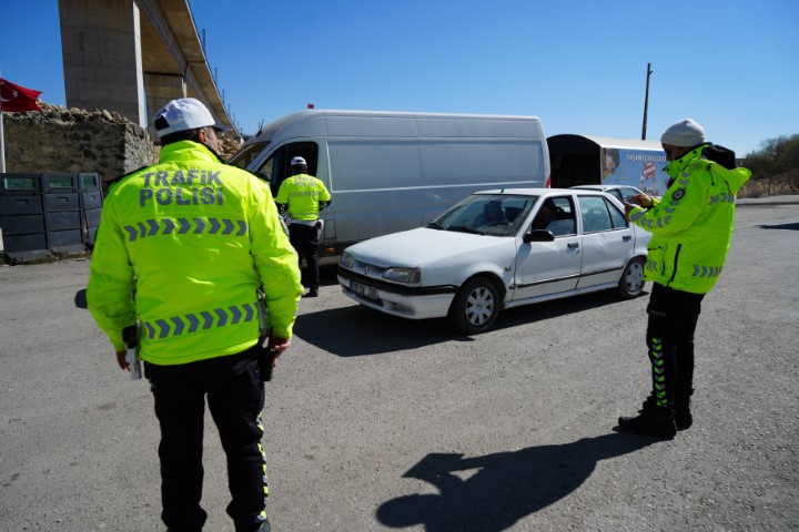 43 ilin ge&ccedil;iş g&uuml;zergahında APP plakalı ara&ccedil;lar durduruldu: S&uuml;r&uuml;c&uuml;lere uyarı yapıldı