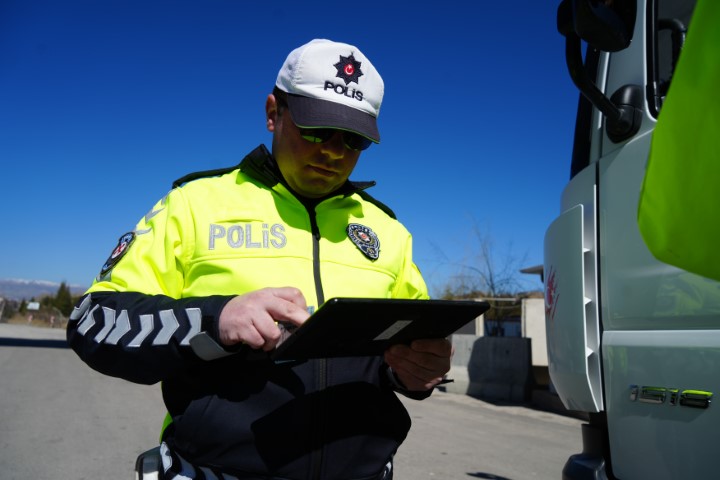 43 ilin ge&ccedil;iş g&uuml;zergahında APP plakalı ara&ccedil;lar durduruldu: S&uuml;r&uuml;c&uuml;lere uyarı yapıldı
