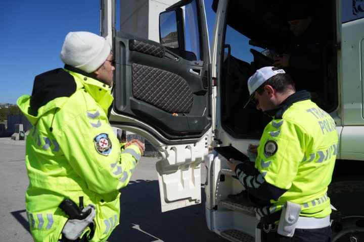 43 ilin ge&ccedil;iş g&uuml;zergahında APP plakalı ara&ccedil;lar durduruldu: S&uuml;r&uuml;c&uuml;lere uyarı yapıldı
