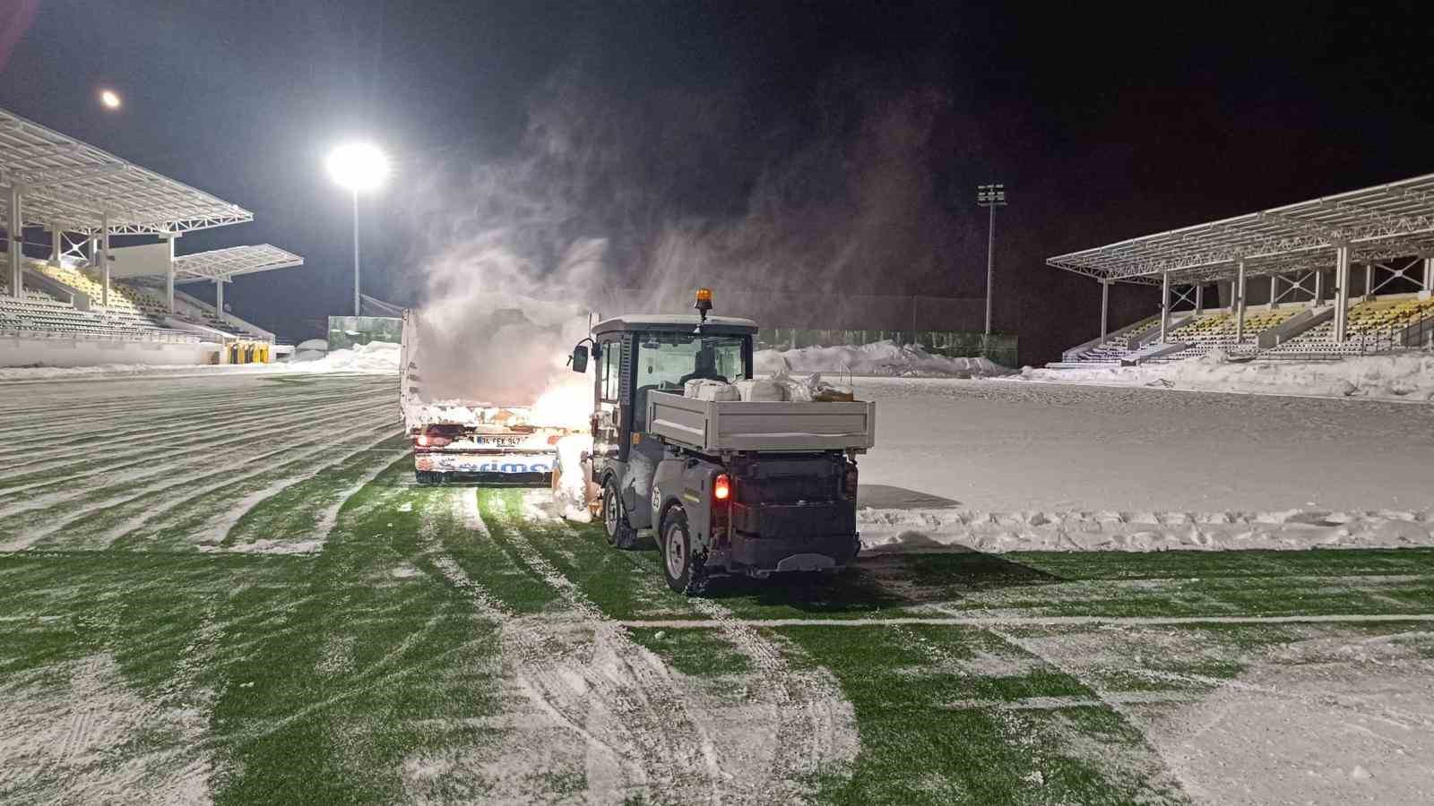 Bitlis’te karla kaplı stat temizlendi