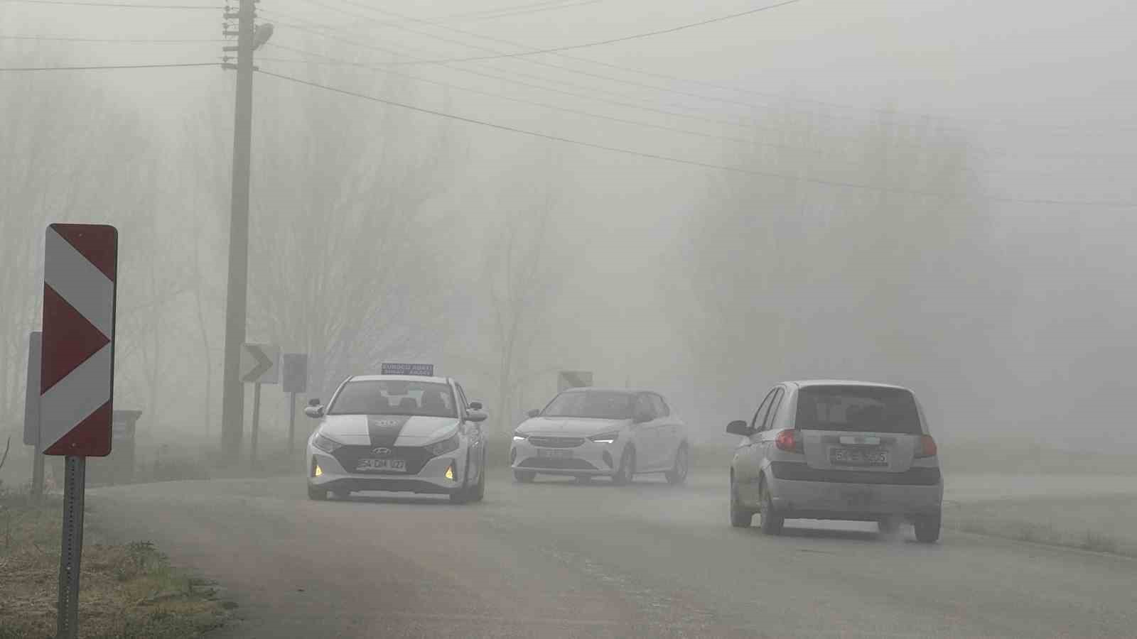 Sakarya g&uuml;ne sisle uyandı, g&ouml;r&uuml;ş mesafesi 10 metreye kadar d&uuml;şt&uuml;
