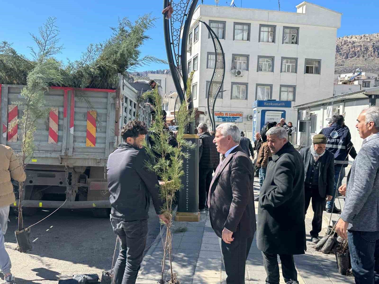 &Ccedil;ermik&rsquo;te &ccedil;ift&ccedil;ilere 10 bin adet fidan
