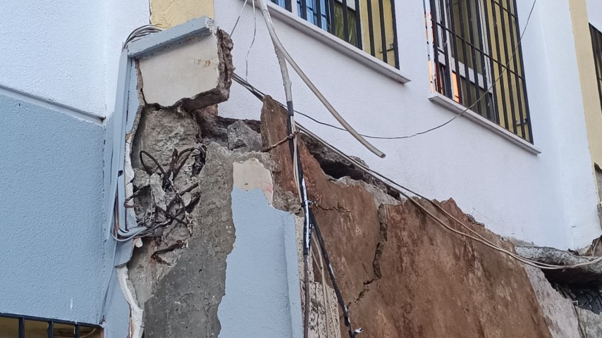 Pendik&rsquo;te okulun giriş sa&ccedil;ağı &ccedil;&ouml;kt&uuml;: Facianın eşiğinden d&ouml;n&uuml;ld&uuml;