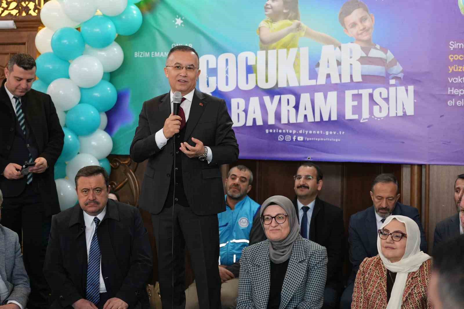Ramazan Bayramı &ouml;ncesi yetim &ccedil;ocukların y&uuml;zleri g&uuml;ld&uuml;r&uuml;ld&uuml;
