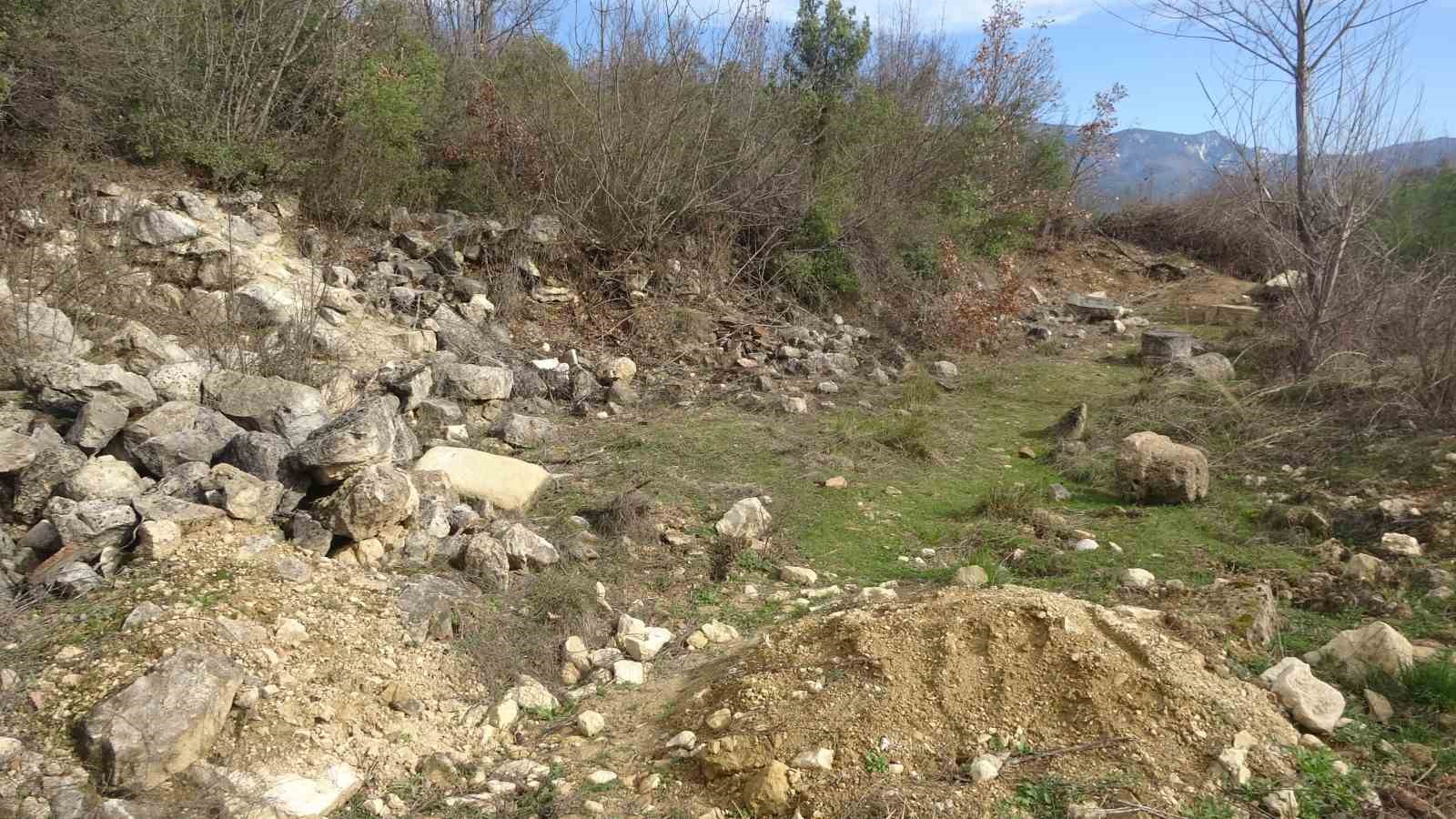 Roma d&ouml;nemine ait kalıntıların bulunduğu b&ouml;lge defineciler tarafından tahrip edildi
