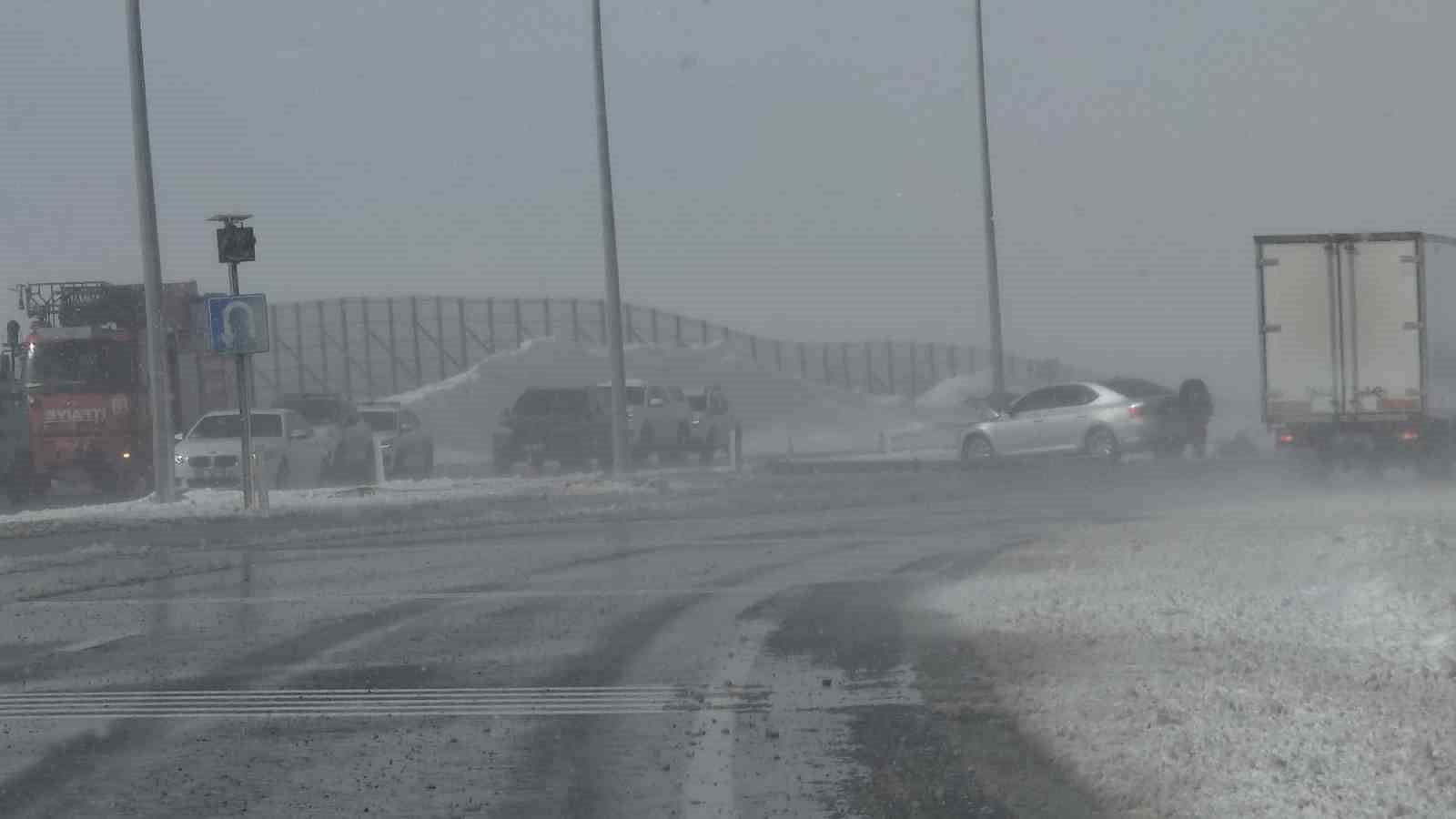 Van&rsquo;da Kaymakamın bulunduğu otomobil kaza yaptı
