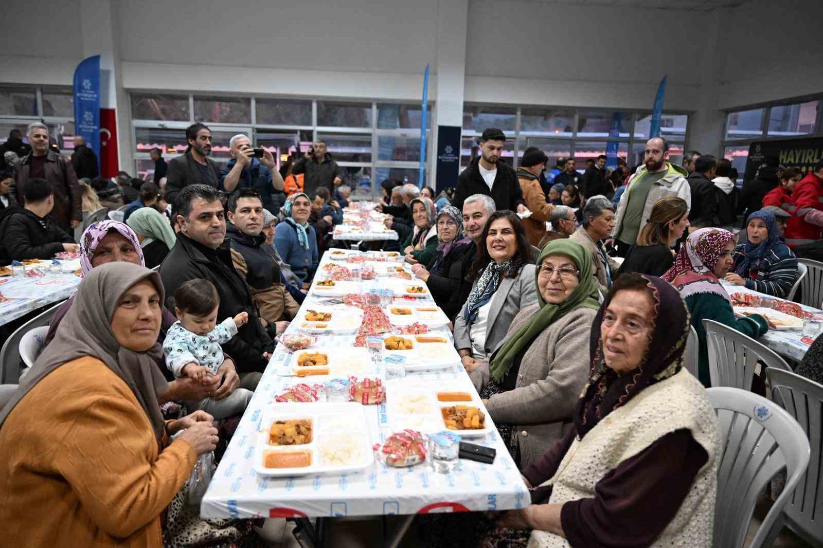 Başkan &Ccedil;er&ccedil;ioğlu Ko&ccedil;arlı&rsquo;da iftar sofrasında vatandaşlarla bir araya geldi
