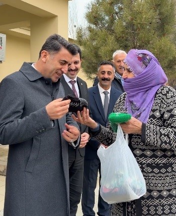 Vali Ayg&ouml;l, kendisine patik hediye eden Hatun teyze ile bir araya geldi
