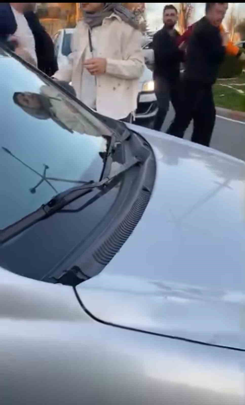 Kaza sonrası &ccedil;ocukların &ccedil;ığlıklarına rağmen kavga ettiler
