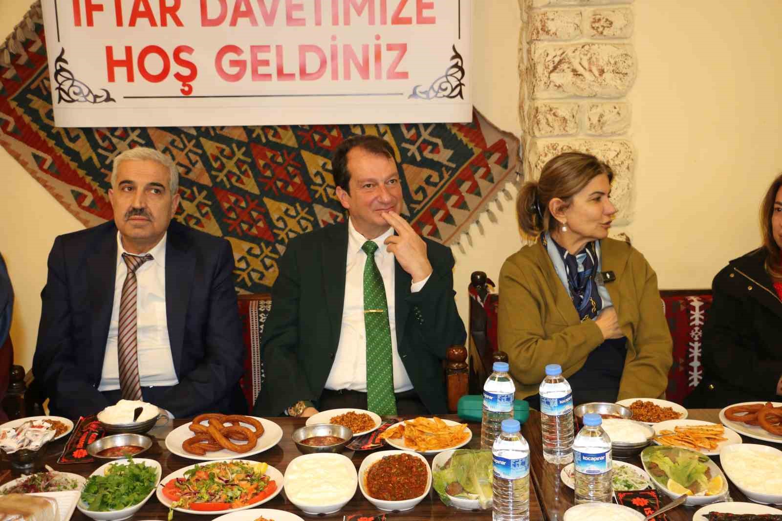 Diyarbakır Bismil T&uuml;rkmenler Derneği iftar programı d&uuml;zenledi
