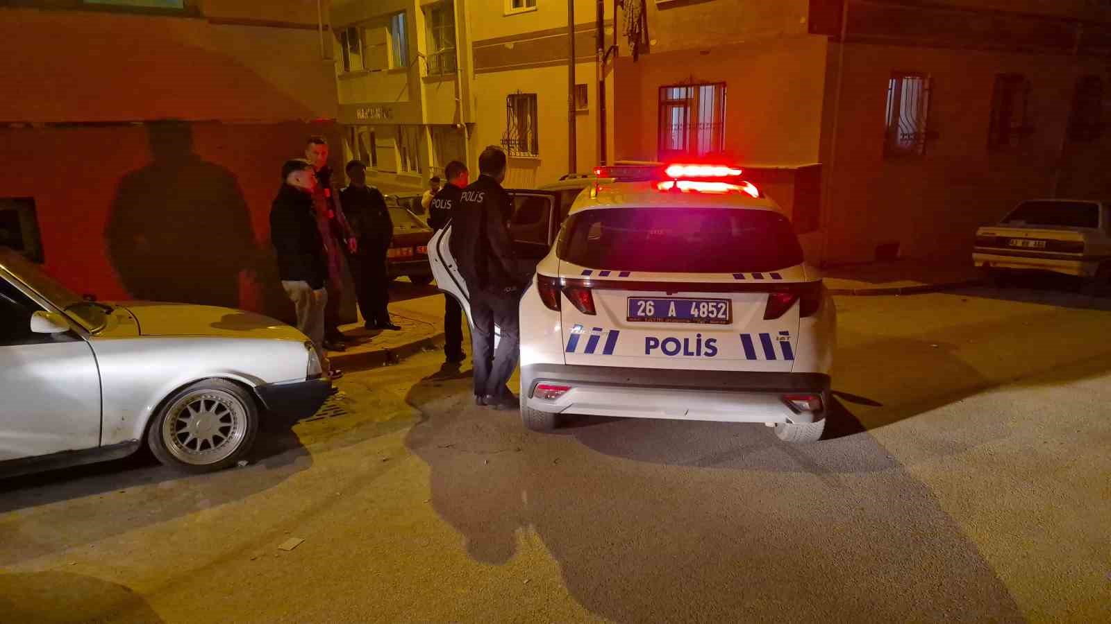 Sevgilisinden ayrılan genç sokak ortasında aracını parçaladı