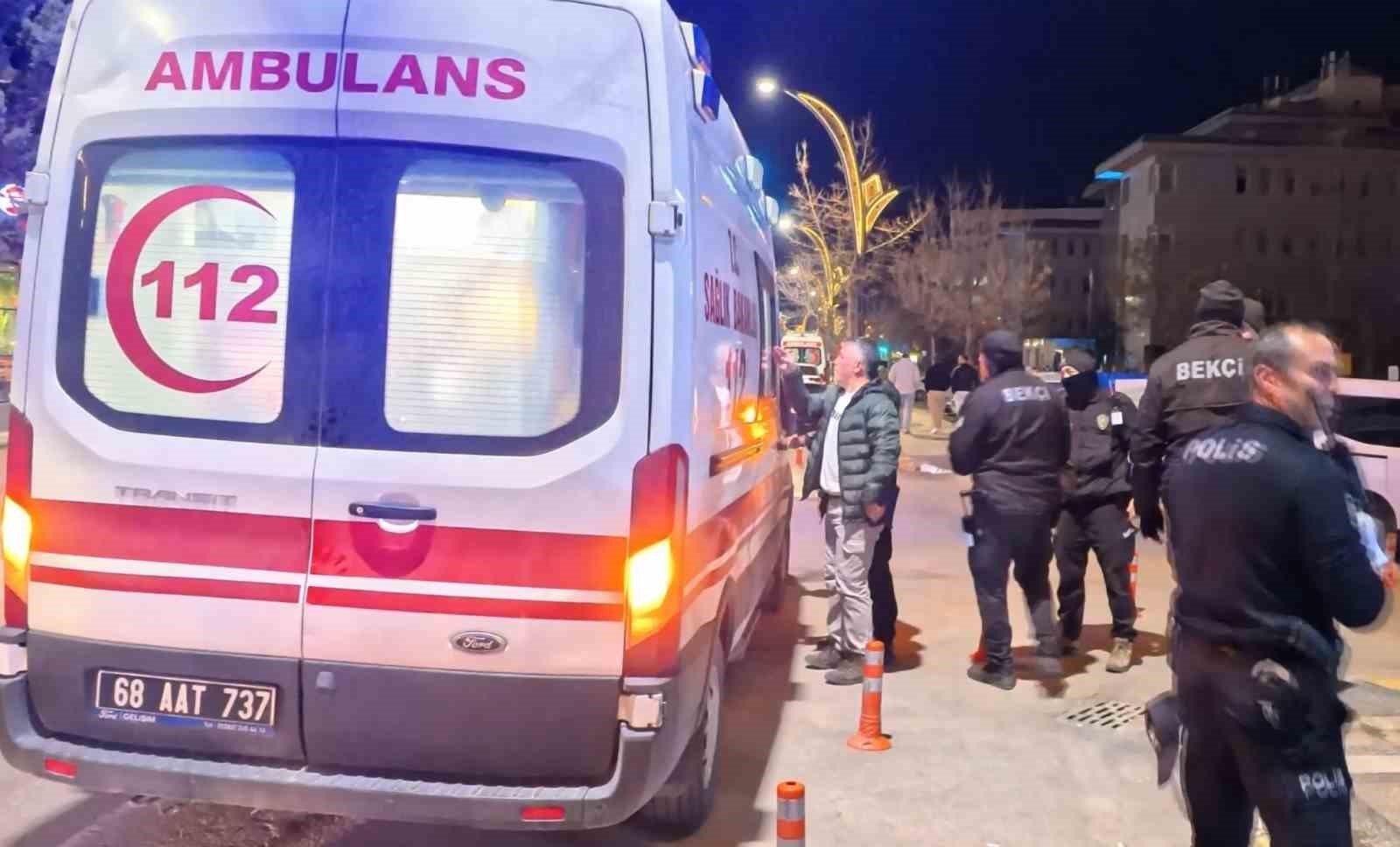 Kafedeki tartışma bı&ccedil;aklı kavgaya d&ouml;n&uuml;şt&uuml;: 1 yaralı
