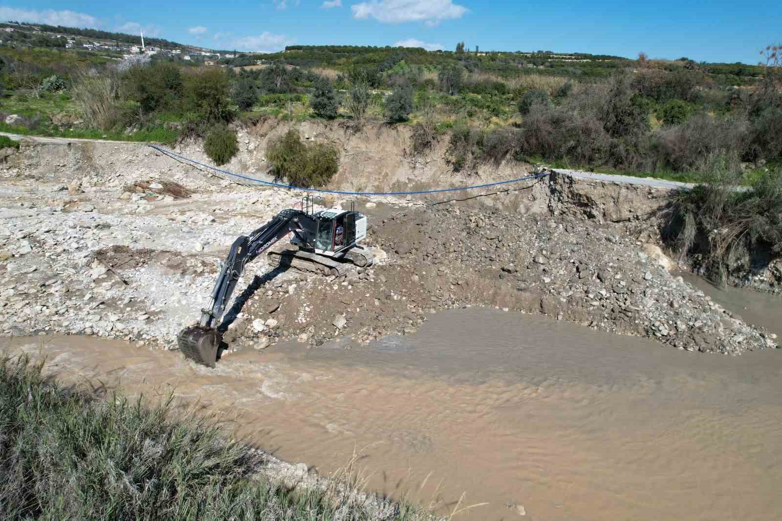 Akdeniz Belediyesinden taşkın riskine karşı yoğun mesai