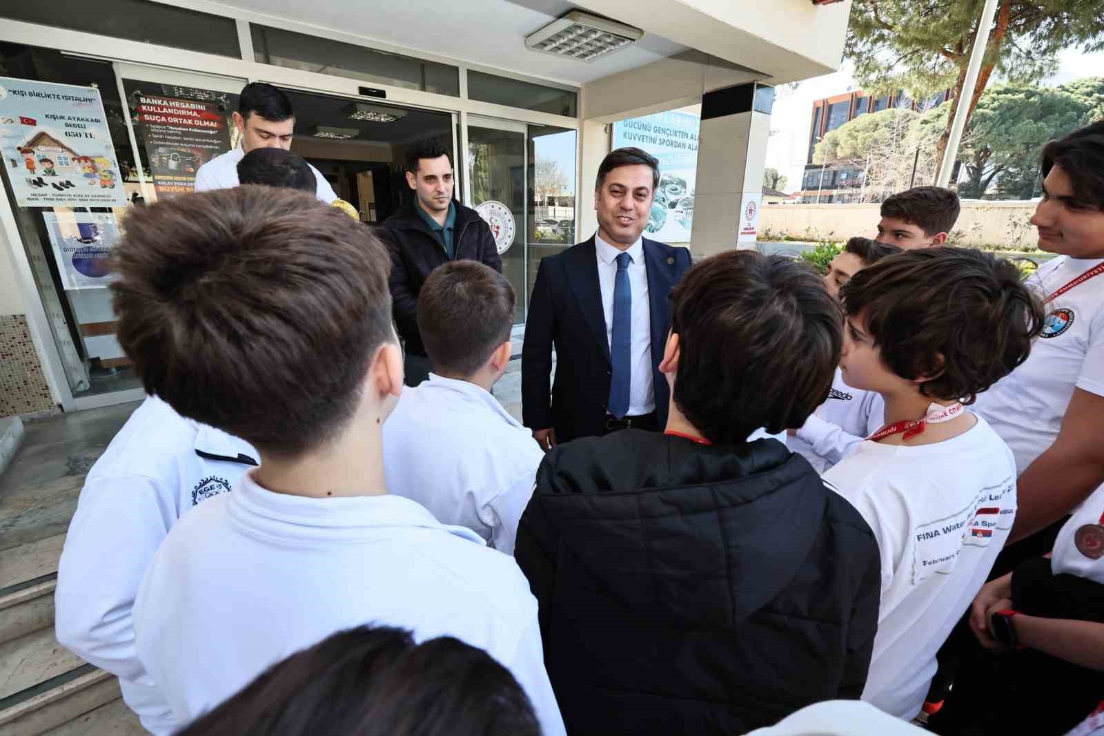 İl M&uuml;d&uuml;r&uuml; Yunus &Ouml;zt&uuml;rk, su topu sporcularını tebrik etti
