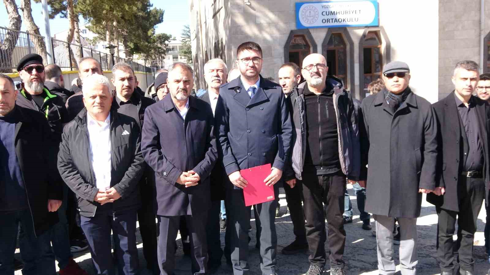 Saldırıya uğrayan okul m&uuml;d&uuml;r&uuml;ne destek verdiler
