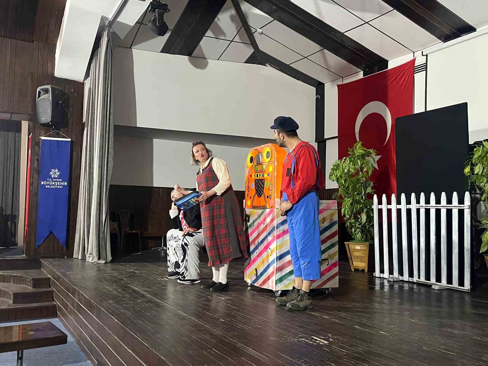 Karacasulu minikler B&uuml;y&uuml;kşehir&rsquo;in tiyatrosuyla eğlendi
