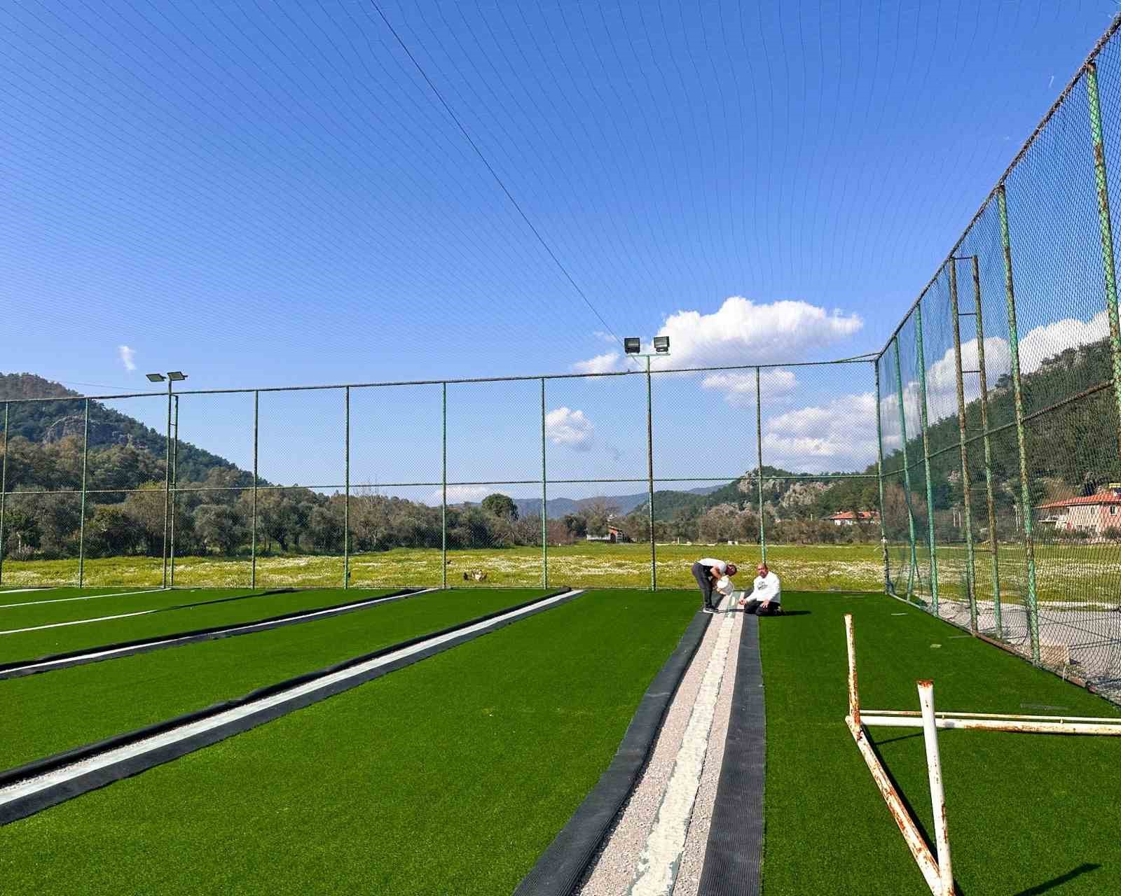 Marmaris Turgut Mahallesi&rsquo;nde futbol sahası yenilendi
