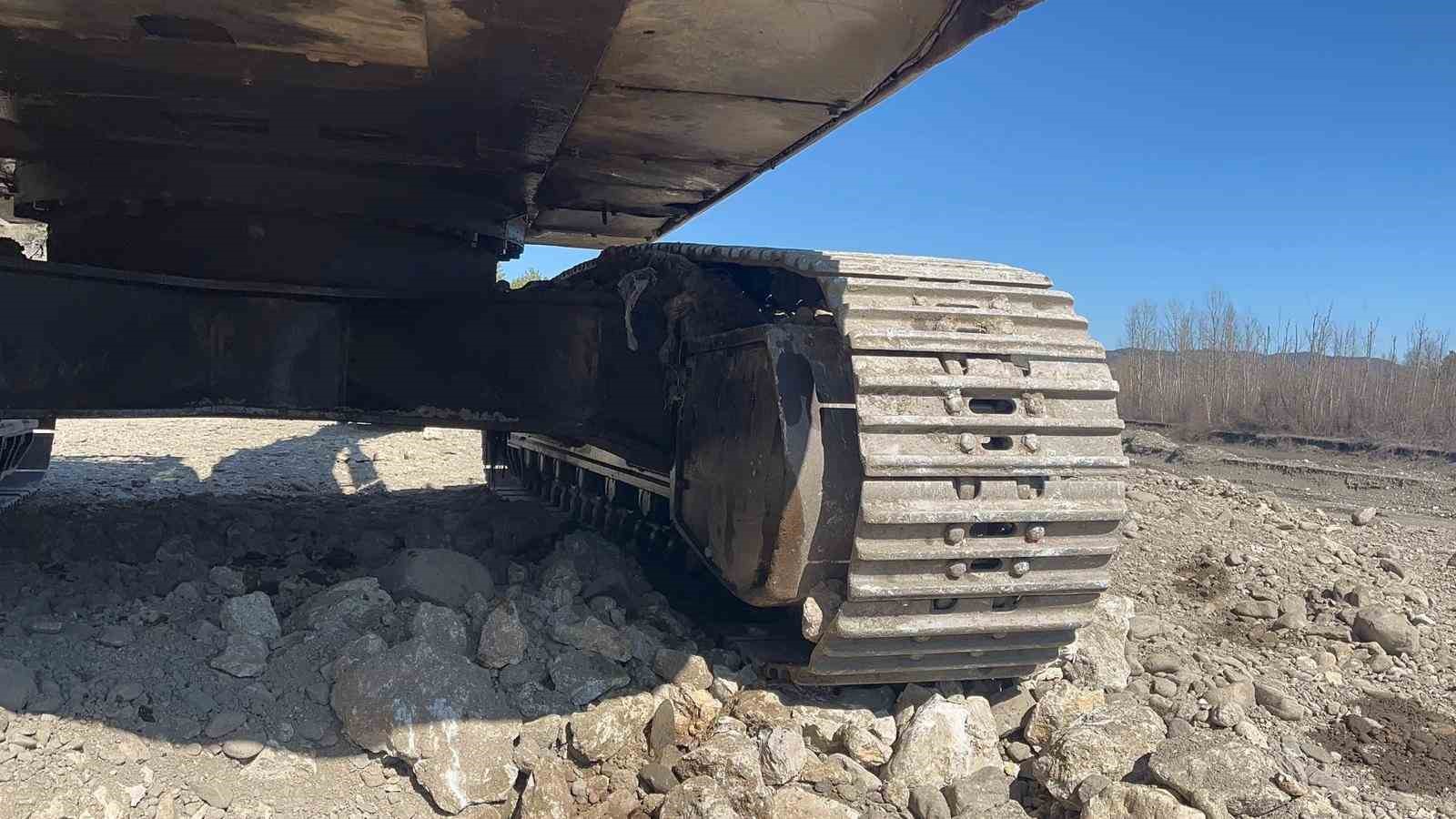 Kastamonu&rsquo;da iş makinesinin 700 litre yakıtı ve elektronik par&ccedil;alarını &ccedil;aldılar
