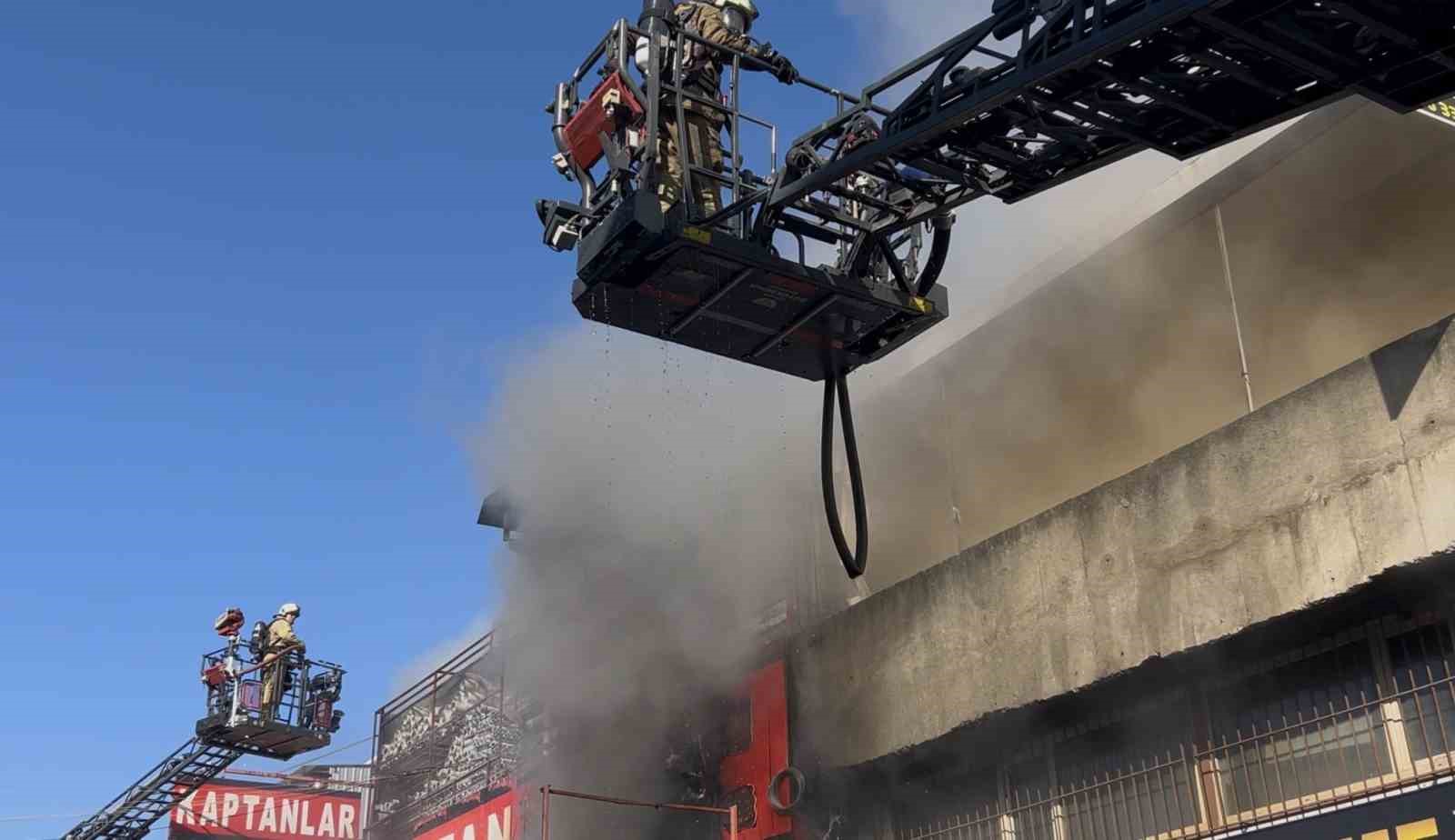Zeytinburnu&rsquo;nda sanayide &ccedil;ıkan yangın havadan g&ouml;r&uuml;nt&uuml;lendi
