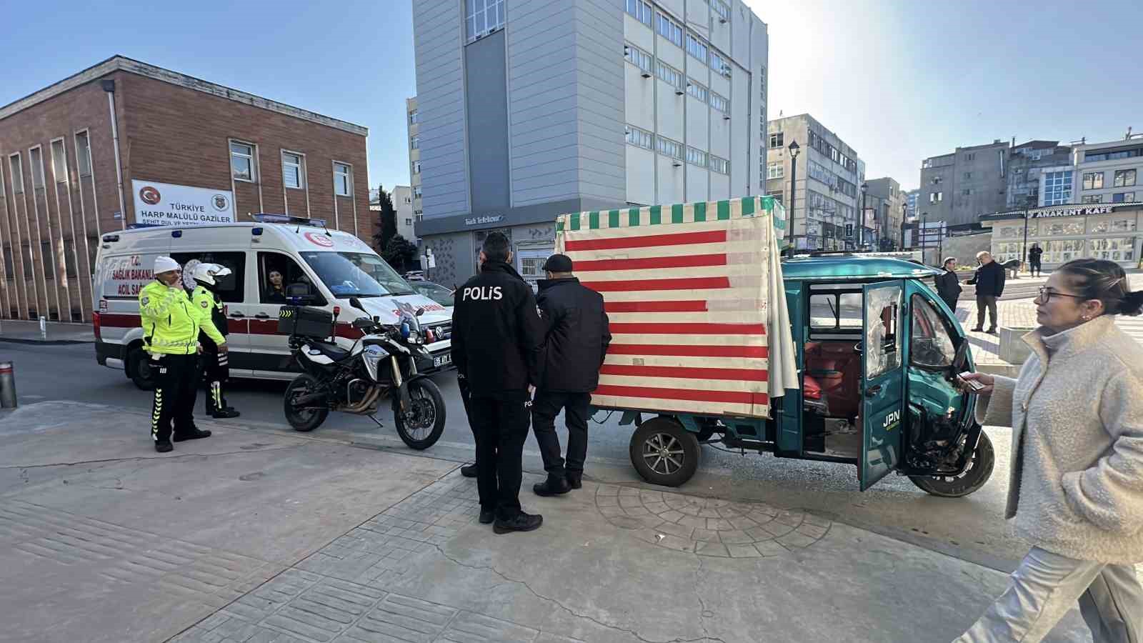 Samsun&rsquo;da elektrikli motor park halindeki araca &ccedil;arptı: 1 yaralı

