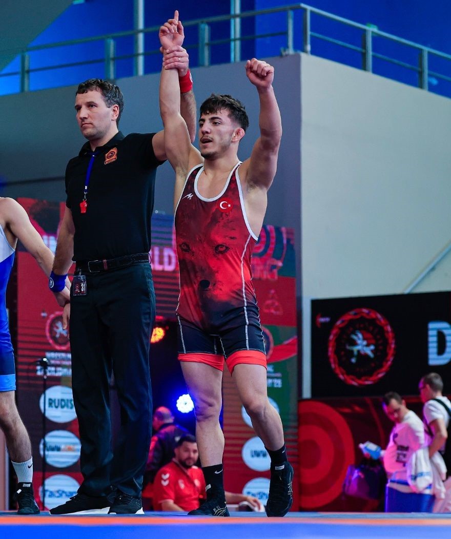 Tolga &Ouml;zbek, bronz madalya kazandı
