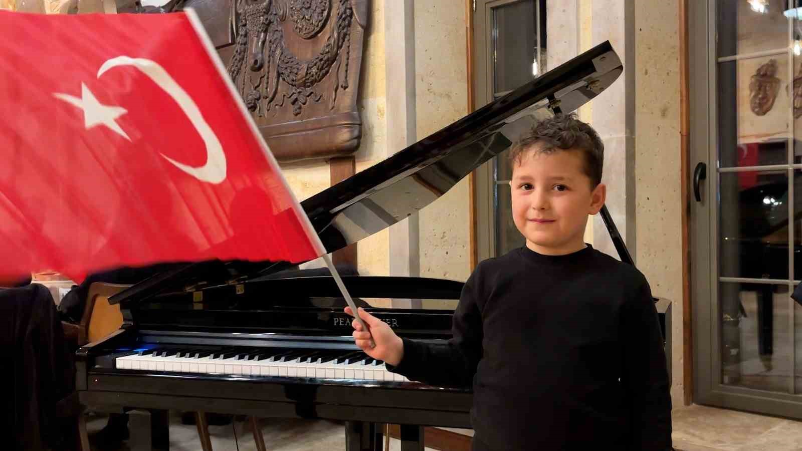 İstiklal Marşı&rsquo;nın yıl d&ouml;n&uuml;m&uuml;nde duygulandıran s&uuml;rpriz
