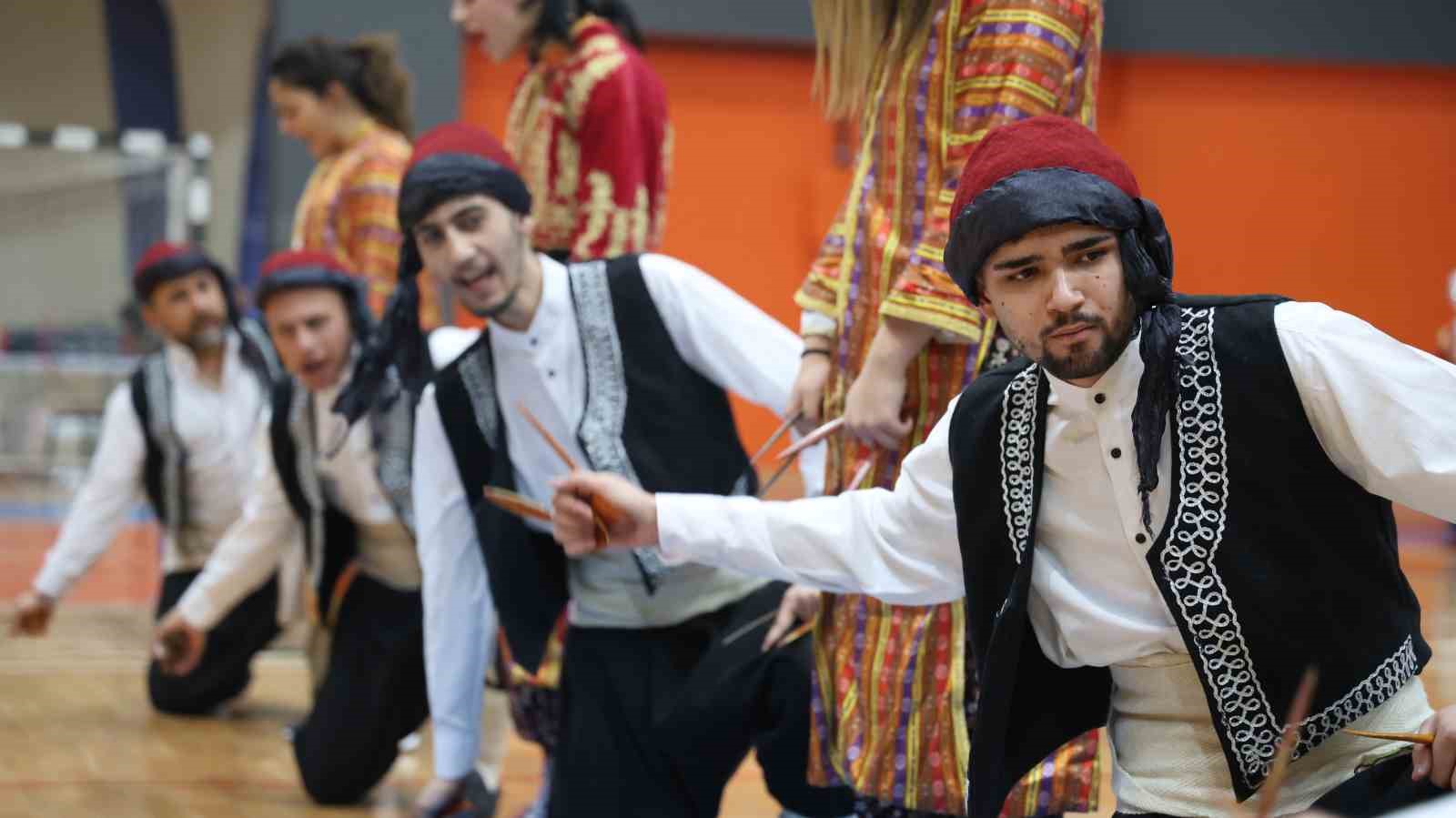 En g&uuml;zel halk oyununu oynamak i&ccedil;in ter d&ouml;kt&uuml;ler
