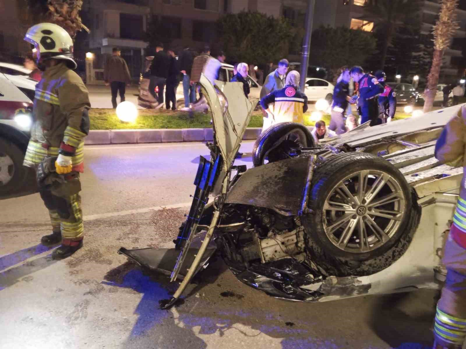 Motosiklete &ccedil;arpan otomobil takla atarak ters d&ouml;nd&uuml;: 2 yaralı
