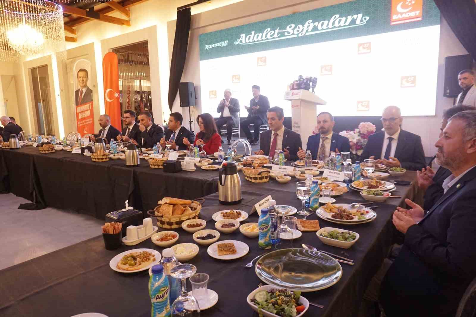 T&uuml;m siyasiler SP&rsquo;de buluştu
