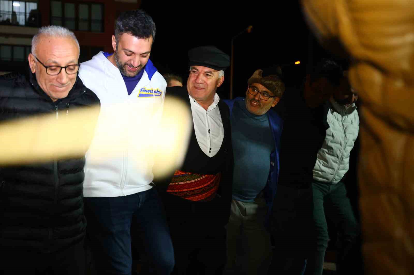 Davul ve klarnet eşliğinde geleneksel sahur halayı onlarca kişiyi buluşturdu
