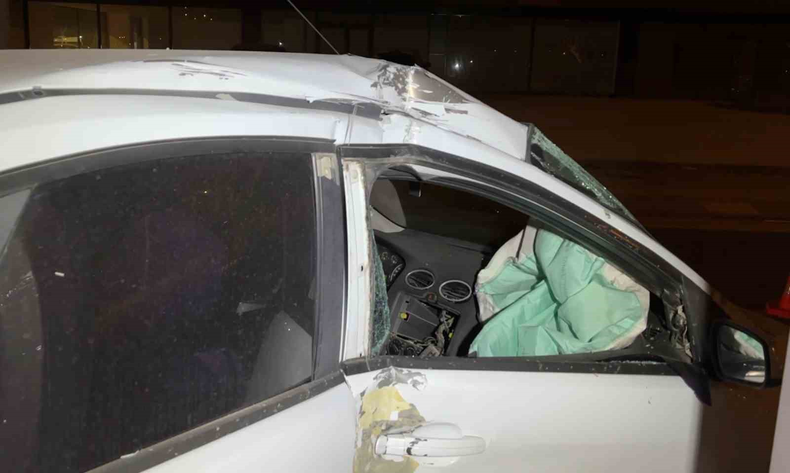 Kaza sonrası cam ve plastik par&ccedil;alarıyla dolan yolu vatandaş kırılan ağa&ccedil;la b&ouml;yle temizledi
