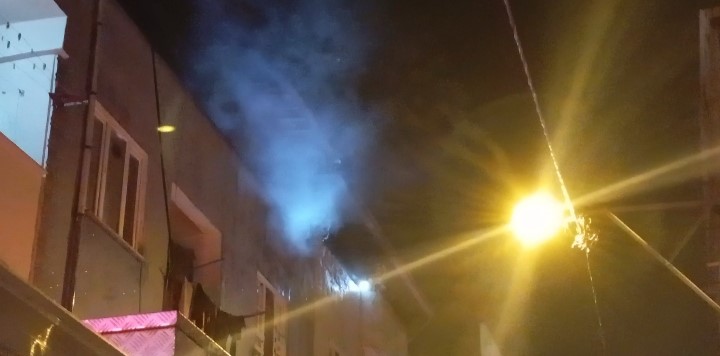 Bursa&rsquo;da apartmanın &ccedil;atı katında yangın
