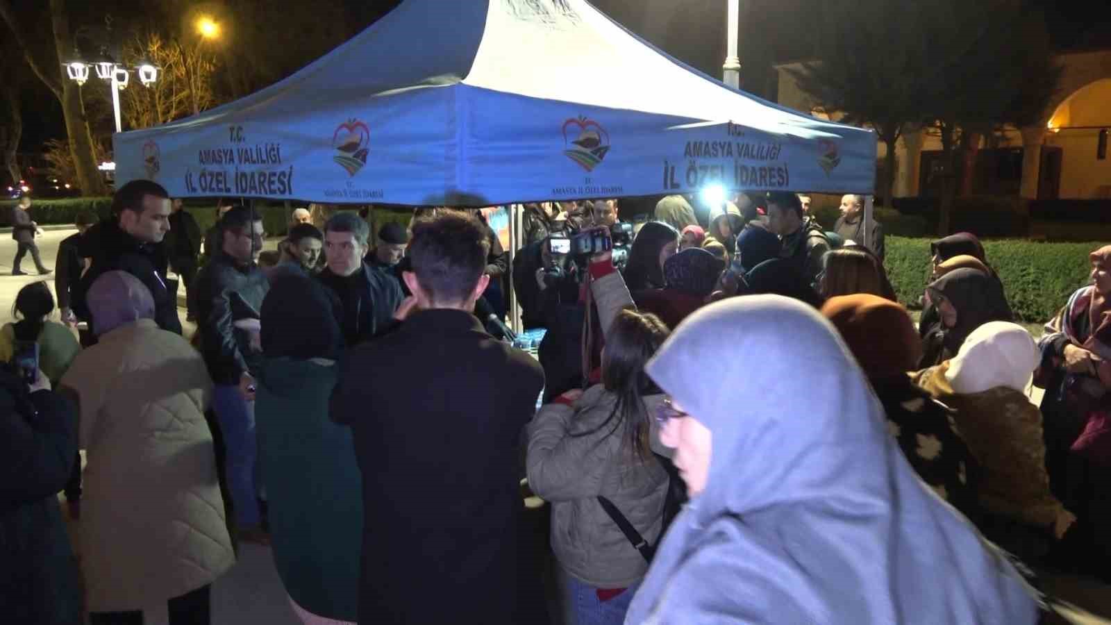 Vali &Ouml;nder Bakan, cami bah&ccedil;esinde ve k&uuml;t&uuml;phanede vatandaşlara simit ile ayran dağıttı
