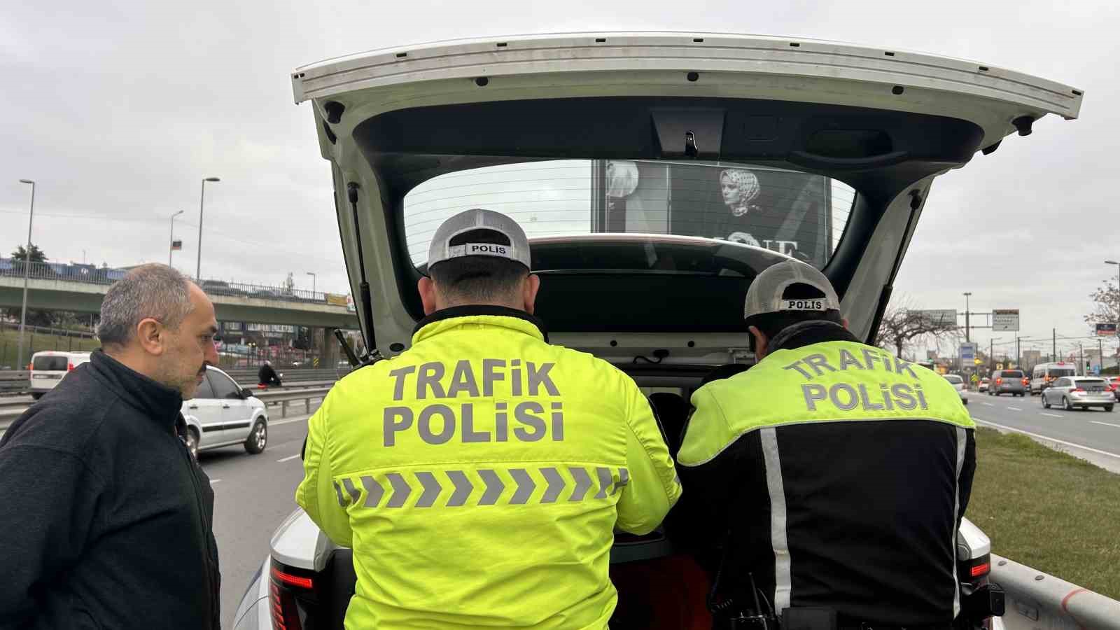 İstanbul&rsquo;da s&uuml;r&uuml;c&uuml;lere dronlu &rsquo;kaynak&rsquo; denetimi
