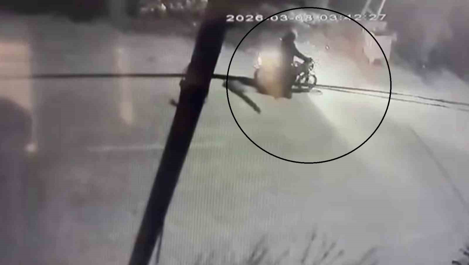 Motosikletle gelip, bor&ccedil;lusunun evine kurşun yağdırdı
