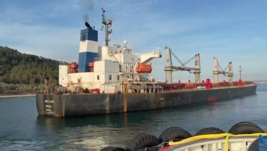 &Ccedil;anakkale Boğazı&rsquo;nda makina arızası nedeniyle karaya oturan gemi kurtarıldı
