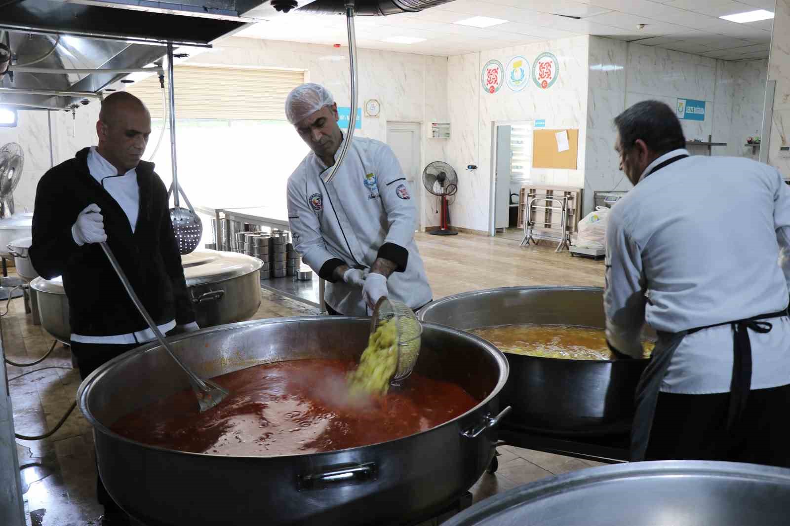 Haliliye&rsquo;de evlere iftar ikramı devam ediyor
