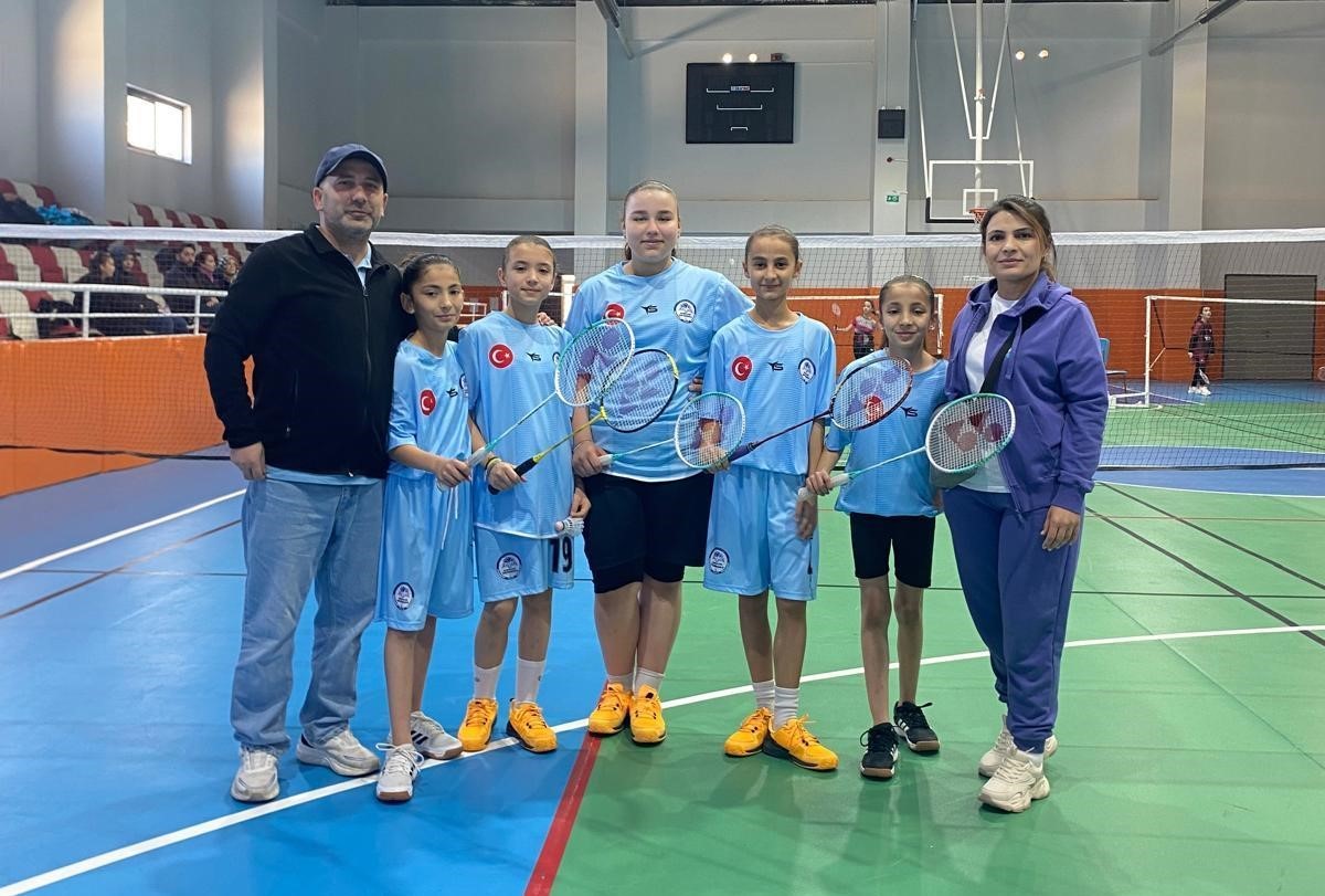 Hisarcık Şehitler Ortaokulu&rsquo;nun badminton başarısı

