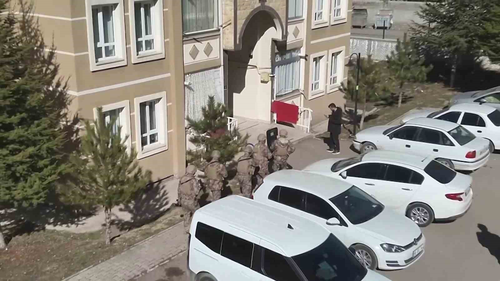 Sivas&rsquo;ta 2 firari h&uuml;k&uuml;ml&uuml; yakalanarak cezaevine g&ouml;nderildi
