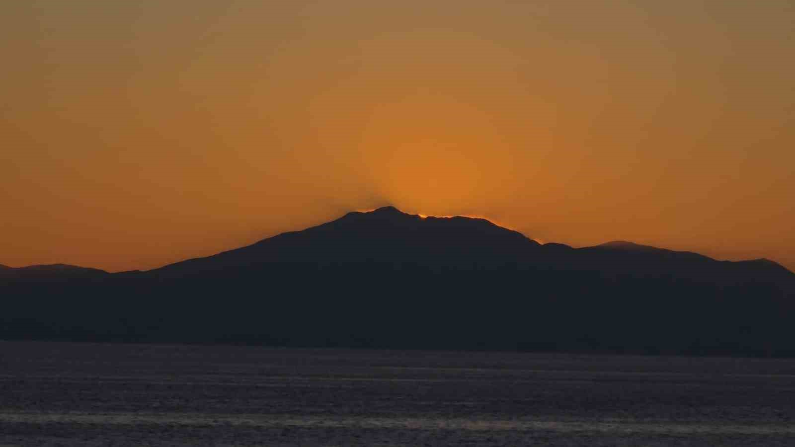Van Gölü’nde güneşin vedası mest etti