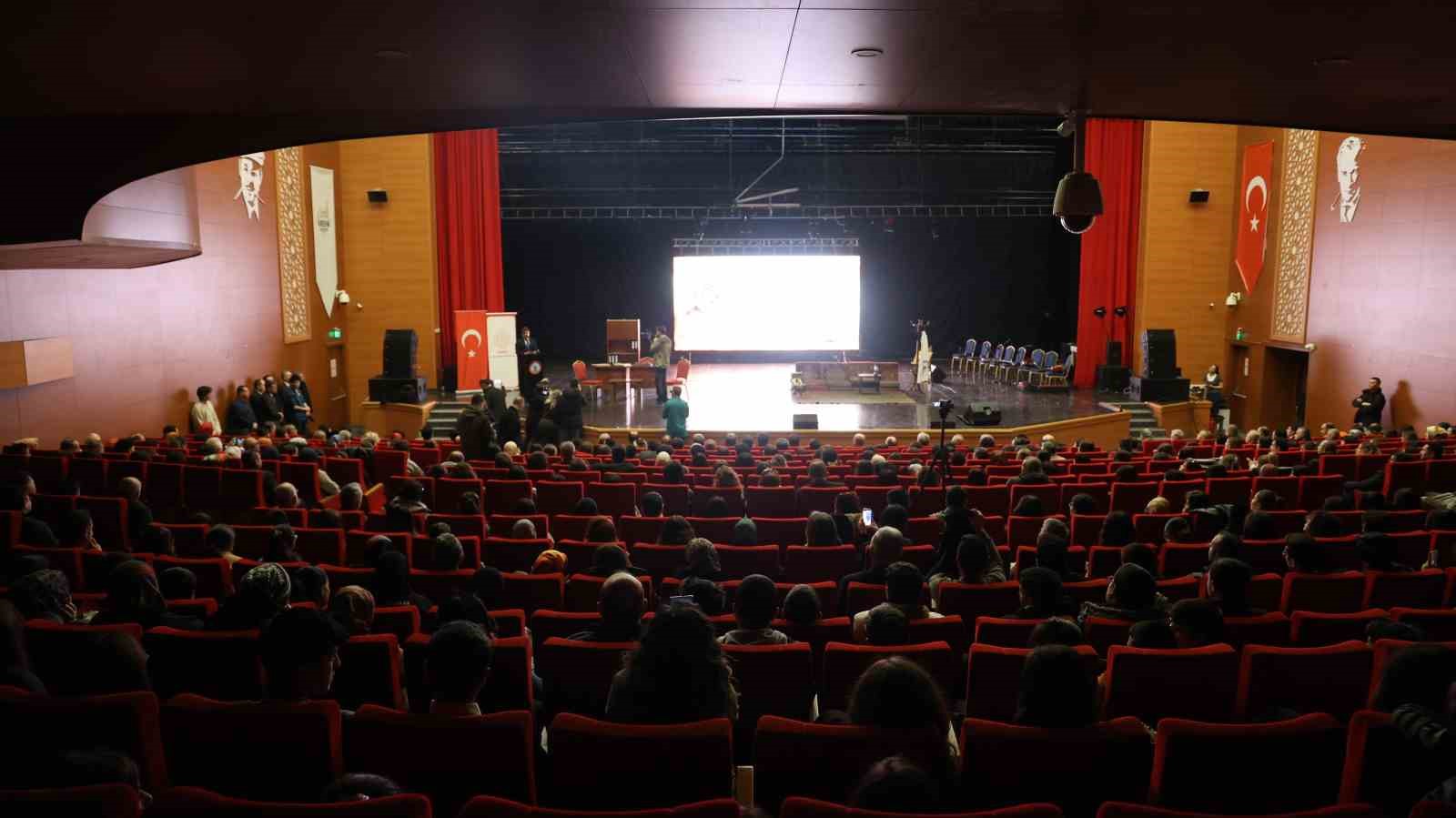 &Ouml;ğrenciler, Mehmet Akif Ersoy&rsquo;u  tiyatro ve resim sergisiyle anlattı
