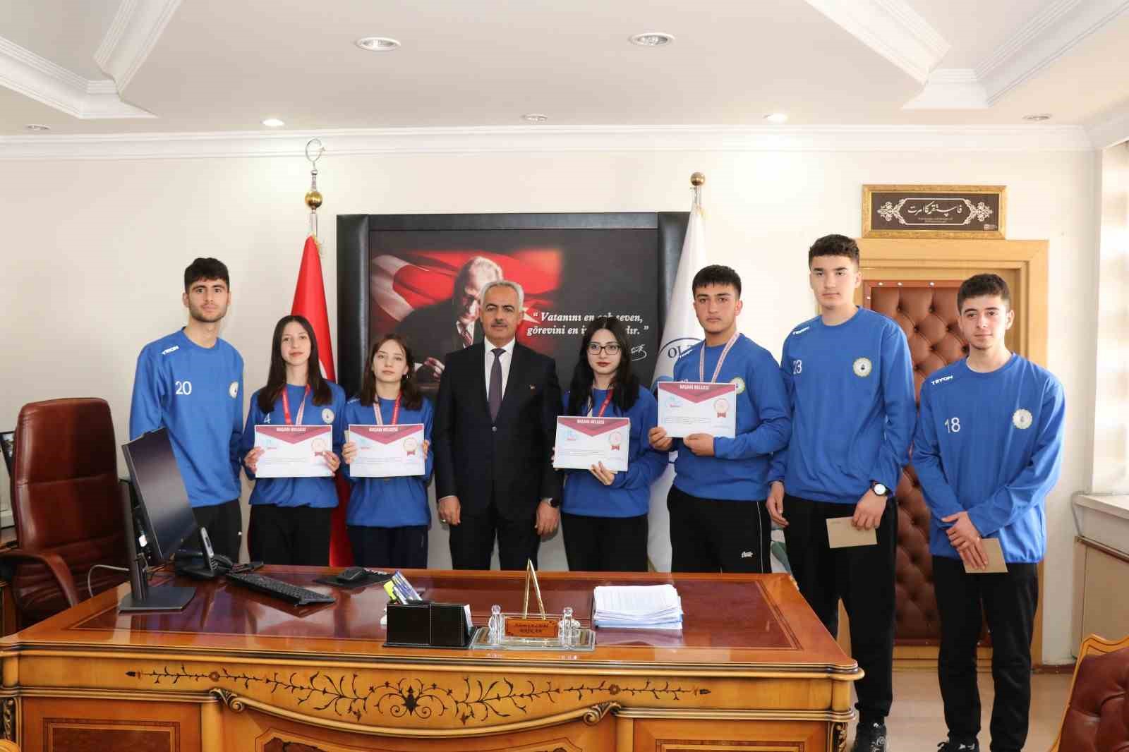 Başkan &Ccedil;elebi b&ouml;lge birincisi floor curling takımını kabul etti
