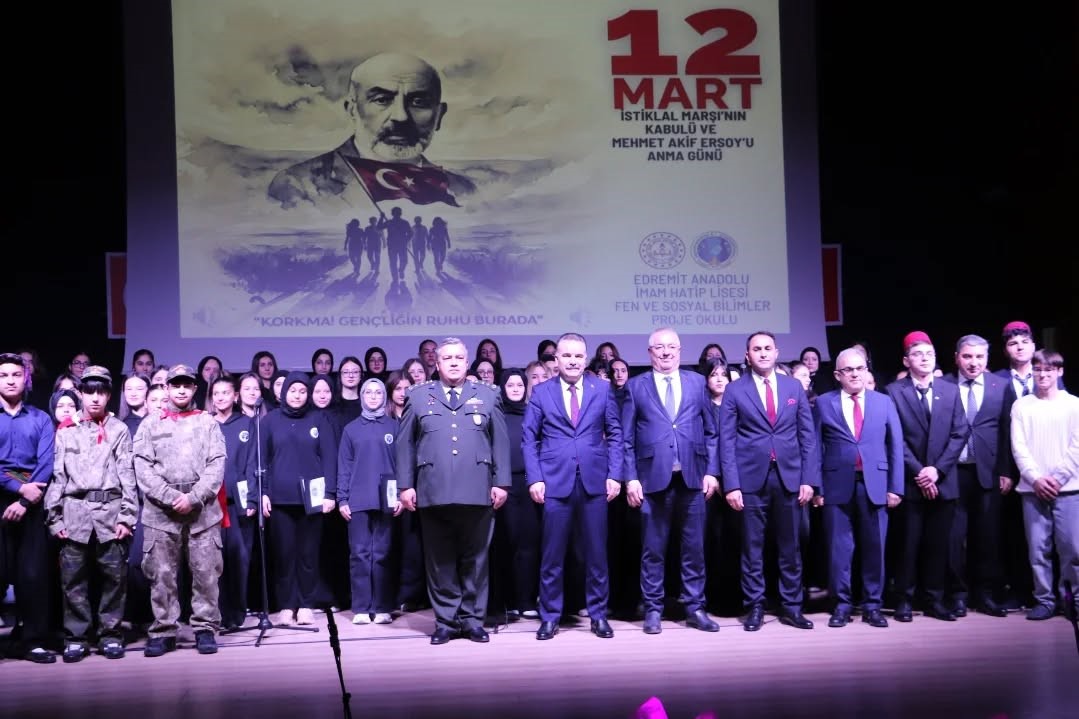 İstiklal Marşı&rsquo;nın Kabul&uuml; ve Mehmet Akif Ersoy&rsquo;u Anma Programı Edremit&rsquo;te ger&ccedil;ekleştirildi
