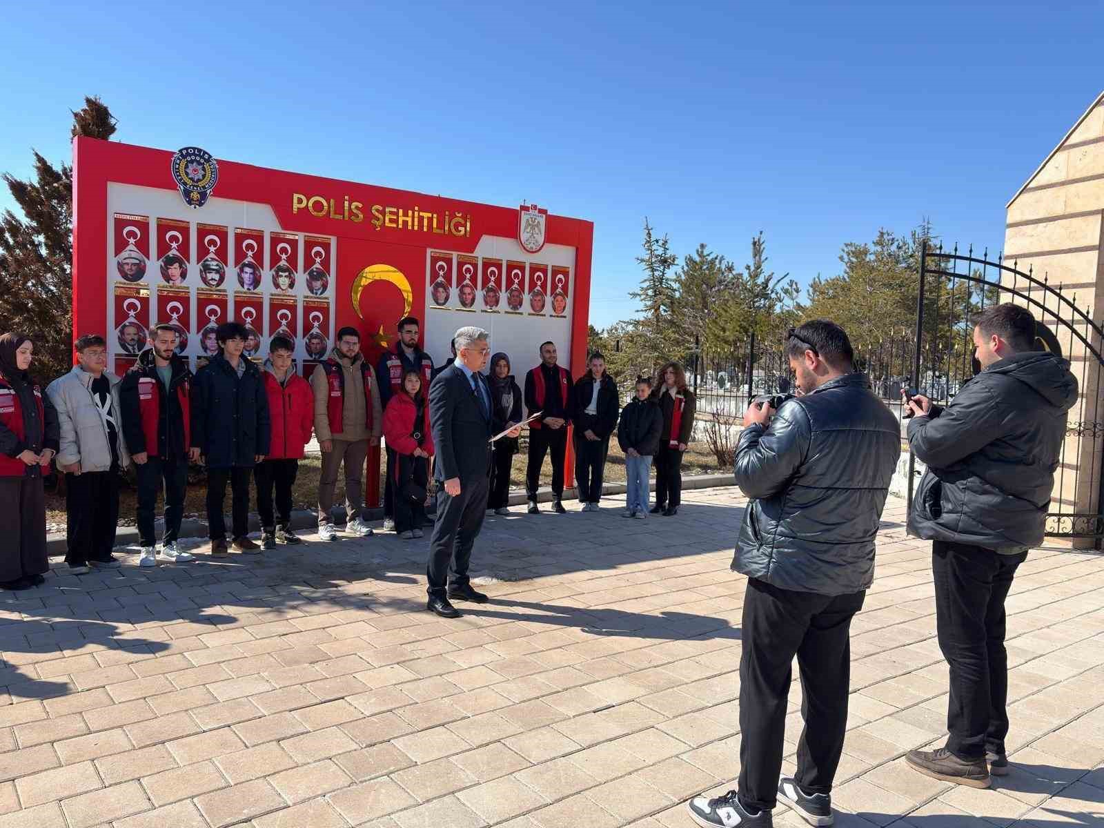 El ele verip mezarlıkları temizlediler
