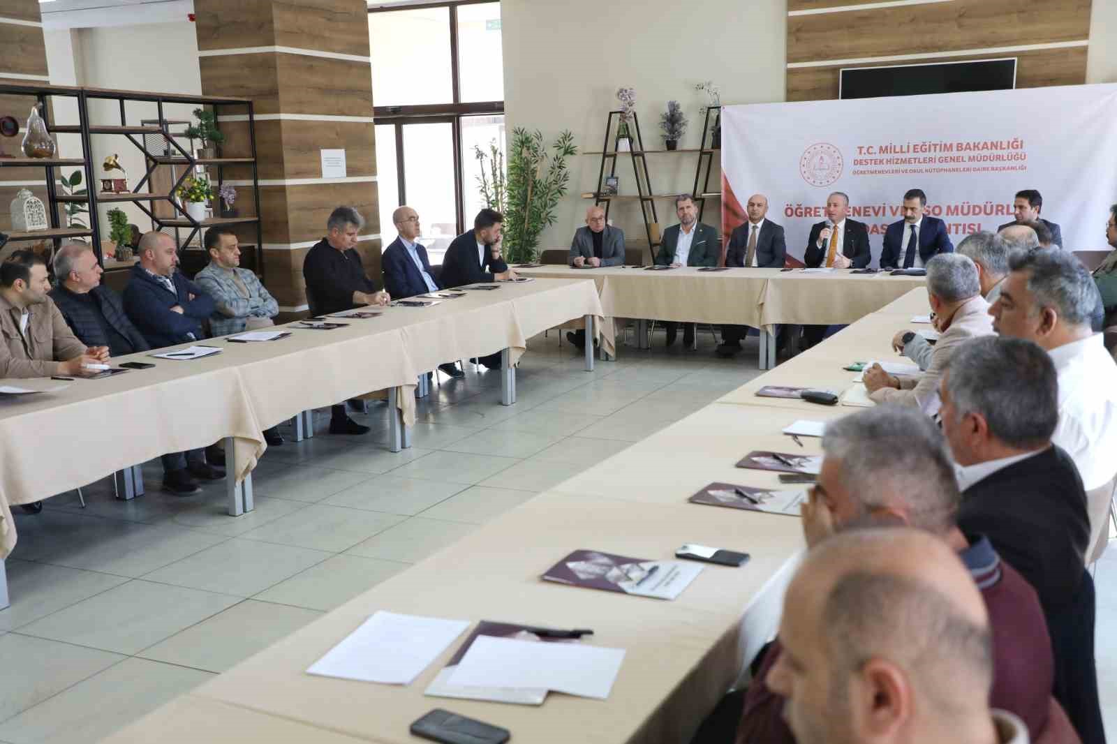 Farklı illerden gelen &ouml;ğretmenevi m&uuml;d&uuml;rleri Ağrı&rsquo;da bir araya geldi
