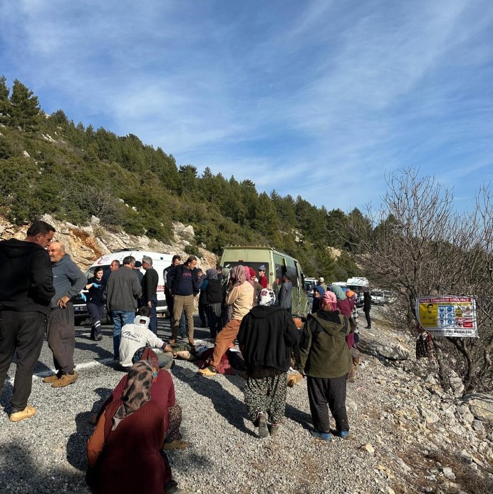 Mersin&rsquo;de iş&ccedil;i servisi u&ccedil;uruma yuvarlandı: 3 &ouml;l&uuml; 11 yaralı