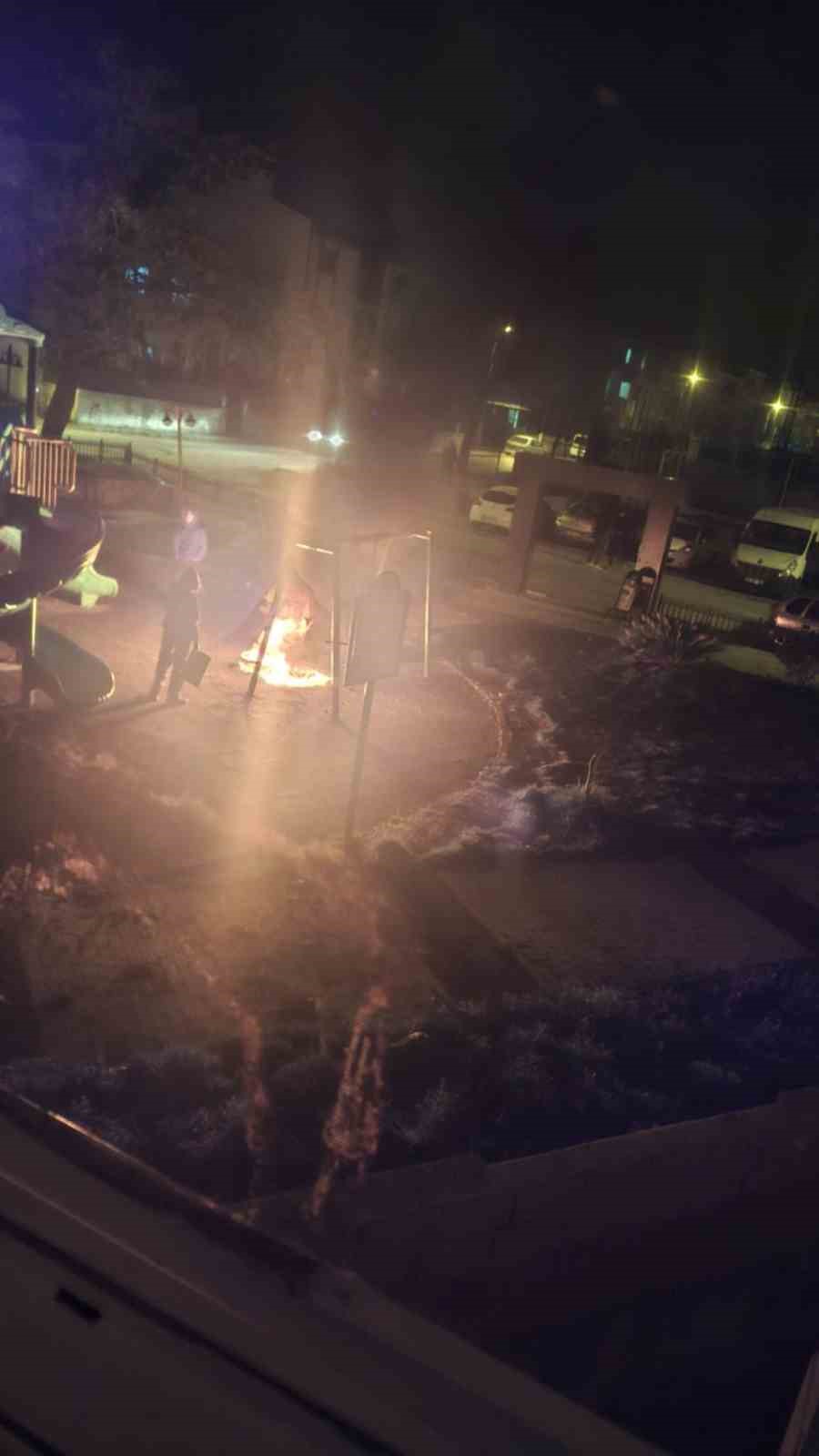 Keşan&rsquo;da &ccedil;ocuk parkında yakılan ateş oyun gruplarına zarar verdi
