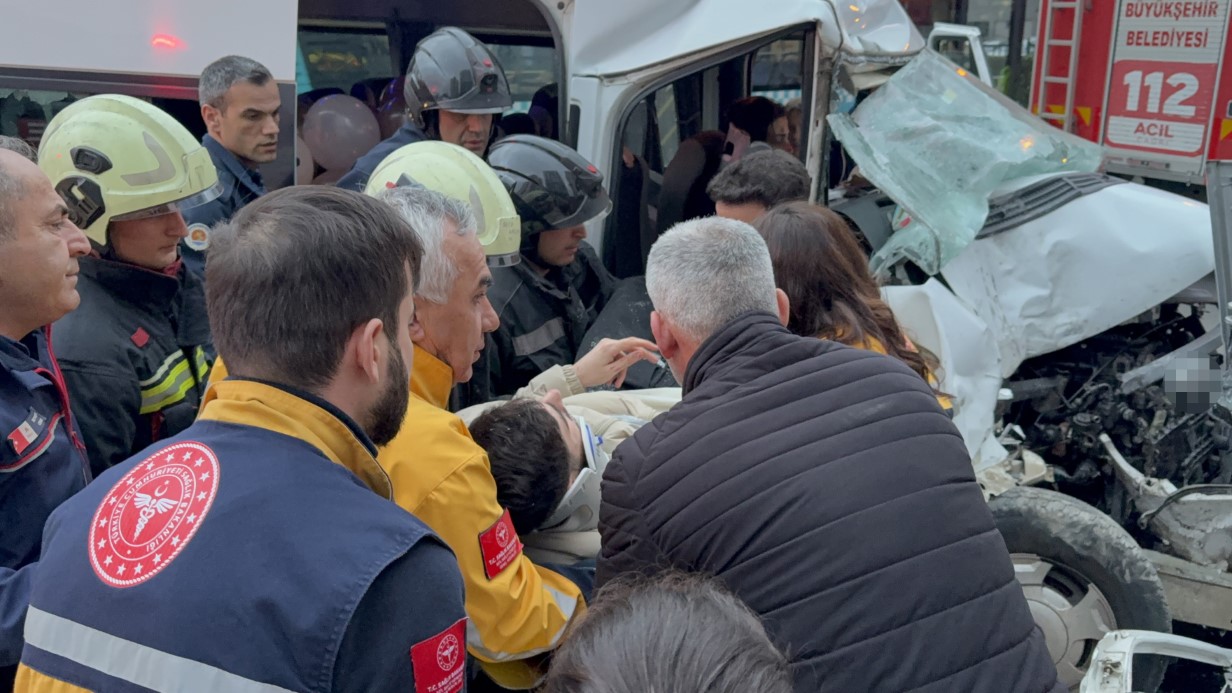 Minib&uuml;s, hafif ticari ara&ccedil; ve otob&uuml;se &ccedil;arptı: 7 yaralı